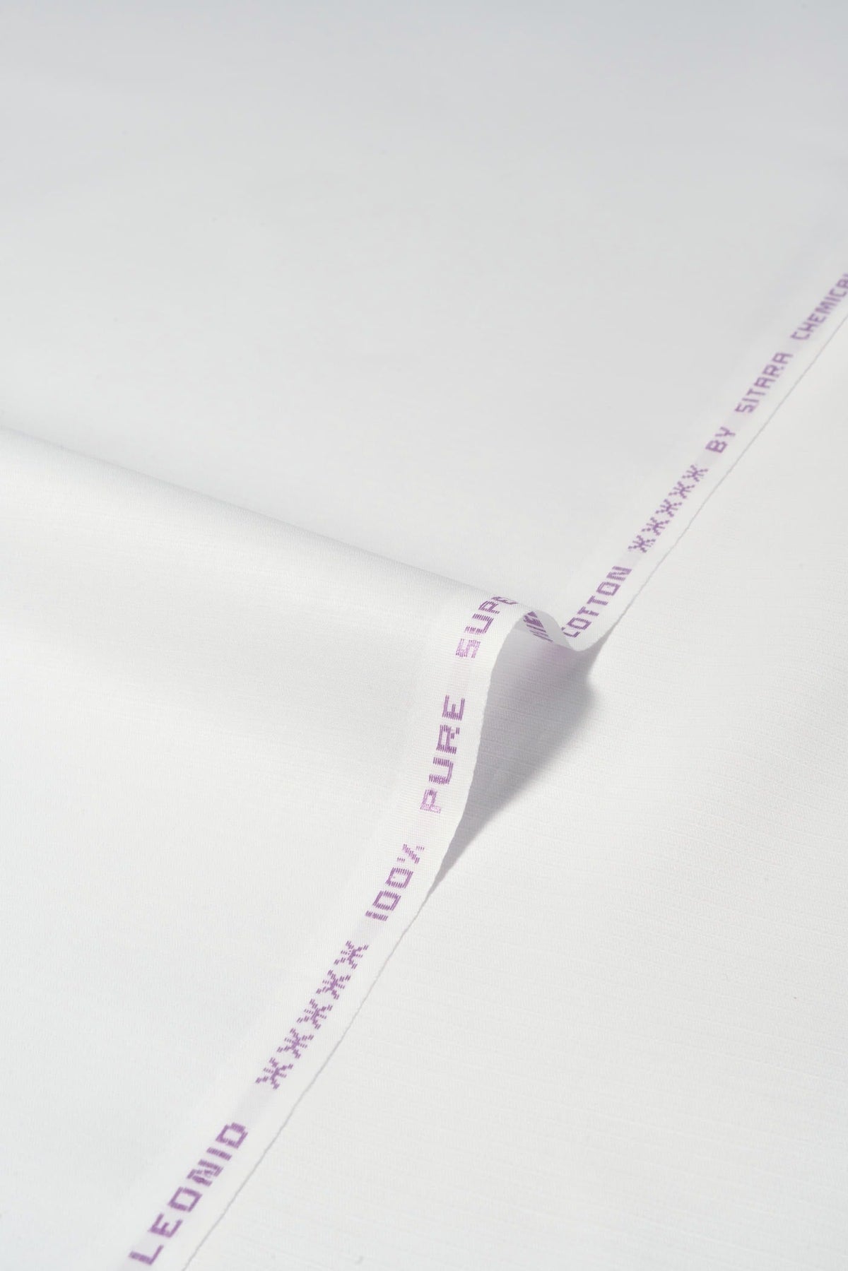 Leonid Everyday Essential, close-up of product, versatile and premium for daily use, image 13 of 13.